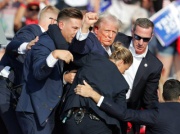 Ten moment przejdzie do historii. Tak Trump zachował się po próbie zamachu na jego życie