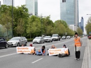 Utrudnienia w Warszawie. Aktywiści zablokowali jeden z mostów