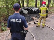 Auto dachowało i spłonęło. W środku znaleziono zwęglone zwłoki