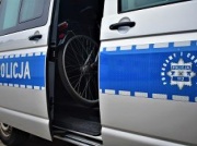 Wysyłał policjantom buziaki. Rowerzysta dostał aż 2500 zł mandatu. Wjechał w słup...