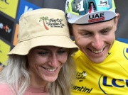 Gwiazda Tour de France na mecie zawsze może liczyć na buziaka. Kim jest urocza blondynka?