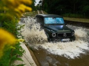 Wpakowałem wielką baterię pod wodę i nadal żyję. Elektryczny Mercedes Klasy G jest abstrakcyjnym doświadczeniem