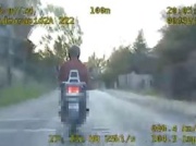 Pościg za motocyklistą ignorującym policjantów. Grozi mu więzienie