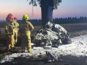 Uderzył w drzewo, auto stanęło w płomieniach. Tragiczny wypadek