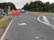 Jechali motorowerem, nie żyją. Tragedia na DK 74