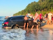 Quattro nie pomogło. Bałtyk okazał się mocniejszy od Audi Q7