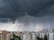 Ciemne chmury nad połową kraju. IMGW wydał nowe alerty