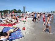 Gołe dziecko na plaży? 