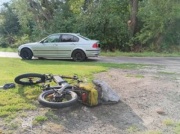 Wypadek na łuku drogi. BMW uderzyło w rowerzystę