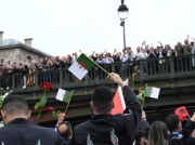 Wzruszające sceny na olimpijskiej łodzi. Do wody wpadły kwiaty. To nie był przypadek [WIDEO]