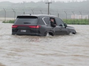 Kim Dzong Un nadzorował akcję ratunkową. Z luksusowego SUV-a