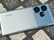 Na ekranie smartfona realme GT 6: powrót wyścigówek