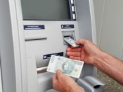 Banki podnoszą ceny. Nawet 10 zł za wypłatę z bankomatu