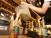 Starbucks właśnie wymyśla się na nowo. Słabe wyniki, wściekli pracownicy i zniecierpliwieni klienci