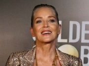 66-letnia Sharon Stone odsłoniła brzuch. Tym razem postawiła na złoto i pióra. 