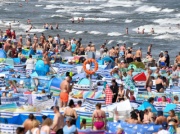 Polacy zajadają się tym na plażach. Skutki zdrowotne mogą być przerażające