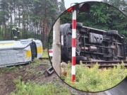 Bus wylądował na torach. Służby w akcji