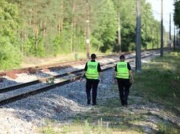 Nastolatkowie wspinali się na słup trakcji kolejowej. 13-latek trafił do szpitala