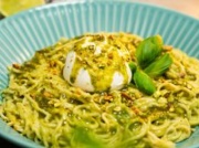 Makaron z pesto pistacjowym i burratą to danie warte złotego medalu. Sos można wyjadać łyżeczkami