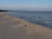 Plaża w Kołobrzegu w piątek rano. Właściciele parawanów śpią w najlepsze