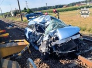 Auto zmiażdżone. Matka z dzieckiem wjechała pod pociąg towarowy