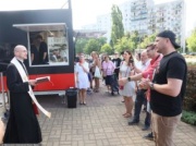 Ksiądz poświęcił kebab Filipa Chajzera. Zdjęcia krążą w sieci