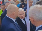 Kaczyński dał się sprowokować na miesięcznicy. Rzucił wulgaryzmem, kiedy wsiadał do auta