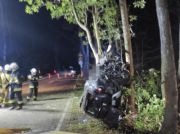 Auto roztrzaskało się na drzewie, ratownicy byli bezradni. Nie żyje 11-latka