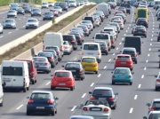 Niebezpieczny trend na autostradach. Dzieci wyszły na drogę, reakcja rodziców zszokowała