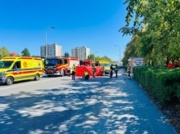 Auto wjechało w przystanek w Warszawie. Jedna osoba nie żyje, wielu rannych