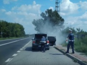 Pożar radiowozu drogówki! Wszyscy mieli ich gdzieś, a policja nawet nie miała gaśnicy! [WIDEO]