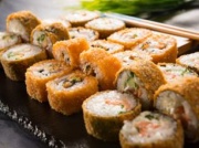 Lubisz sushi, ale mdli cię na myśl o surowej rybie? Oto rozwiązanie