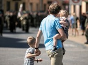 "Czy łatwiej jest wychować chłopca?". Pytanie matki wywołało burzę