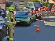 Aston Martin wjechał w skręcającego Ursusa. Zaskakująca decyzja policji