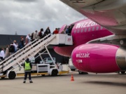 Wizz Air zostawił 14-latka na lotnisku. Chłopiec miał przez tydzień zostać ponad 3 tys. km od domu