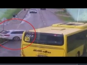 Zjechał ze swojego pasa i uderzył w autobus. Dramatyczny wypadek w Karpaczu [WIDEO]