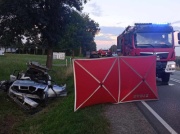 Śmierć w Gołoszycach. Auto uderzyło w drzewo