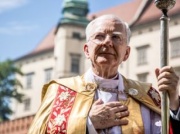 Abp Jędraszewski bije w rząd. 