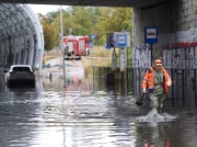 Warszawa zalana. S8 pod wodą po ulewie. Spadło tyle deszczu, ile w miesiąc