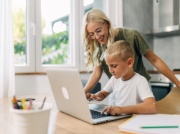 Laptop dla ucznia za darmo. Zawieszenie rządowego programu to nie koniec możliwości