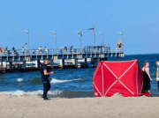 Tragiczne odkrycie na plaży w Mechelinkach. Morze wyrzuciło na brzeg ciało