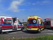 Bus z dziećmi zderzył się z autami. W akcji ratunkowej śmigłowiec LPR