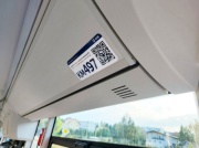 Naklejki z numerami bocznym w autobusach i tramwajach będą lepiej widoczne