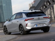 Opel z nowym hybrydowym układem napędowym. W których modelach jest już dostępny?