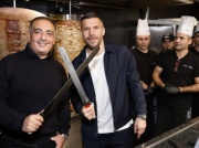 Lukas Podolski ma nowy biznesplan. Stawia na kebabomaty