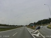 Dwa auta wjechały na autostradę A1 pod prąd. Jeden się zagapił, drugi pojechał za nim