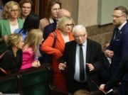 PiS w dramatycznej sytuacji. Cios od PKW i badania, które zasmuciły Kaczyńskiego