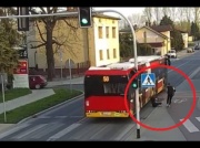 Bezmyślny żart. Wepchnęła koleżankę pod koła autobusu [WIDEO]