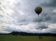 Na Podlasiu spadł balon z 15 osobami. Są ranni. 