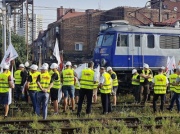 Protesty na Śląsku. Pracownicy kolei zablokowali tory. Zarządy spółek nie chcą rozmów